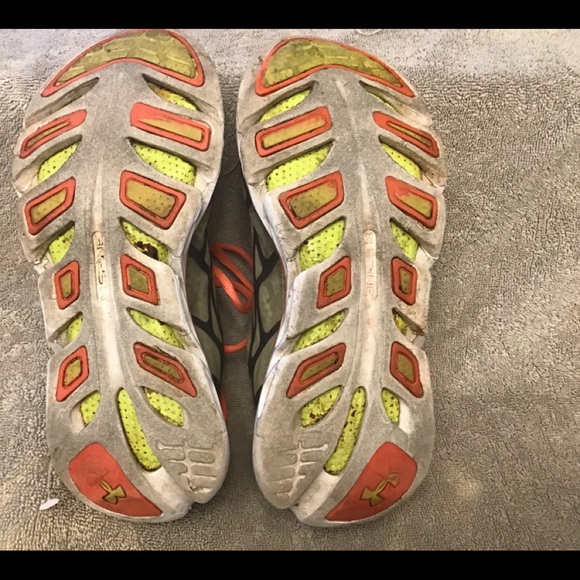 Under Armor running shoe size 6. - Picture 2 of 5